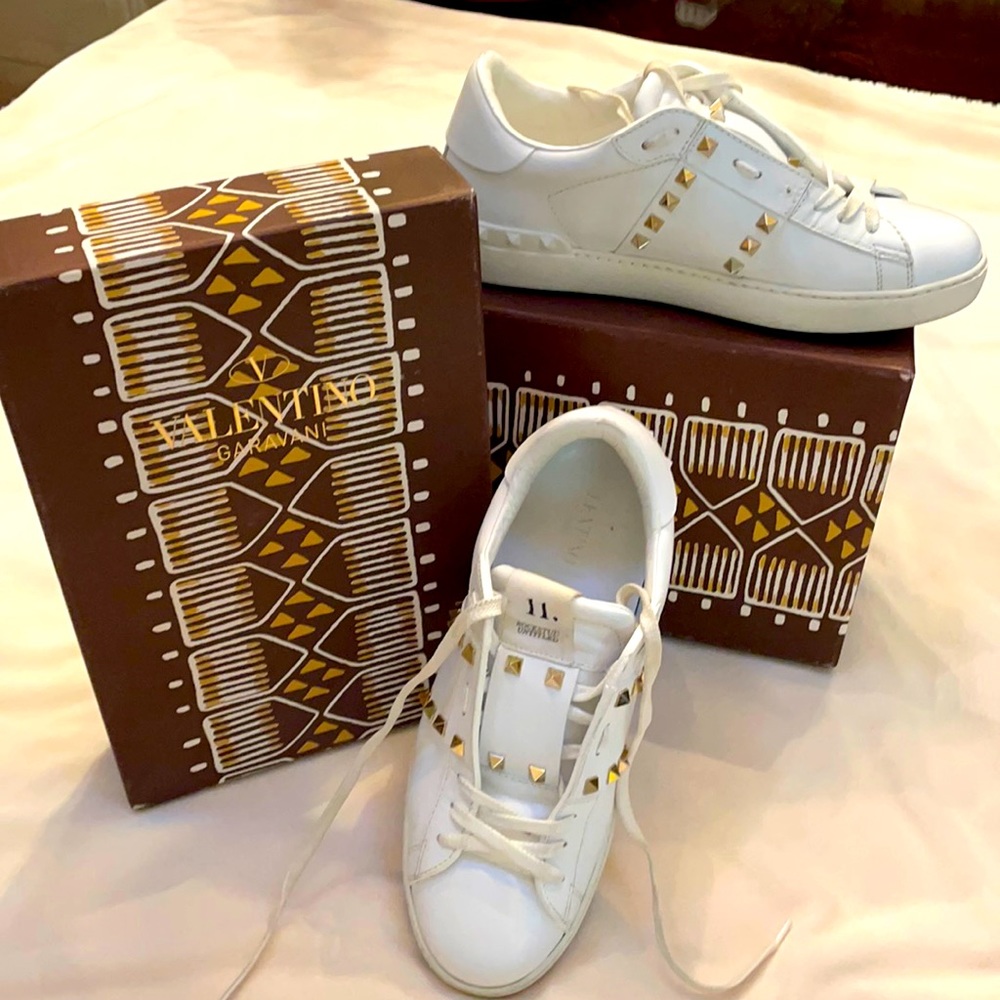 🌸❤️Valentino. USED white Rockstud Sneakers.